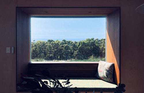Sydney House | Bundeena Bush + Bird House. Full frontage to the Royal National Park.