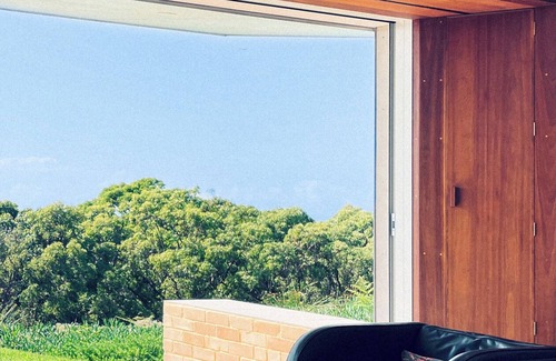 Sydney House | Bundeena Bush + Bird House. Full frontage to the Royal National Park.