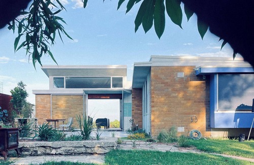 Sydney House | Bundeena Bush + Bird House. Full frontage to the Royal National Park.