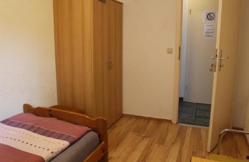 Crawinkel Apartment | Bungalow 1 - 4-Raum-Wohnung mit Küche und 2 WC Duschen in Ohrdruf-Crawinkel