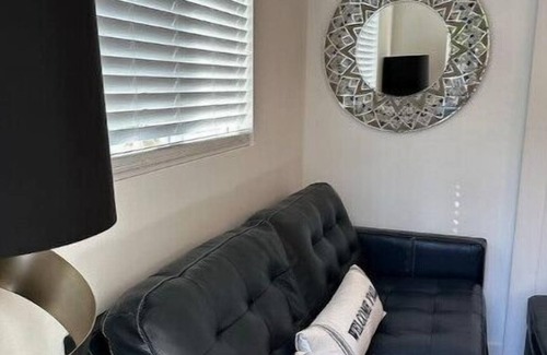 West Los Angeles House | Bungalow #1 & Bungalow #2/1 Price-West LA Location SLEEPS SIX