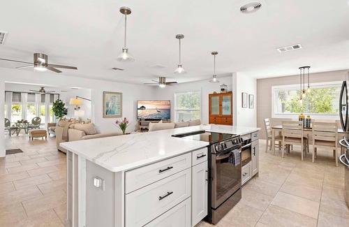 Pelican House | Bungalow Breeze - 4 Bedroom/3 Bath Coastal Flair