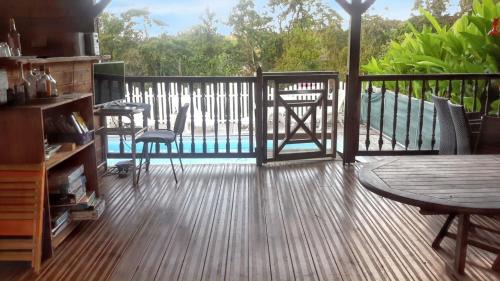 Le Robert House | Bungalow charmant avec piscine partagée à Le Robert