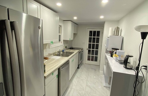 Fort Erie House | Bungalow close 2 Lake Erie: 3 beds/2 full bathrooms/big living room/kitchen/deck
