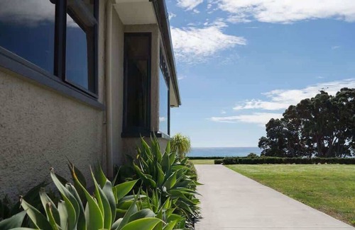 Pitone House | Bungalow Coastal Retreat with Sea Views