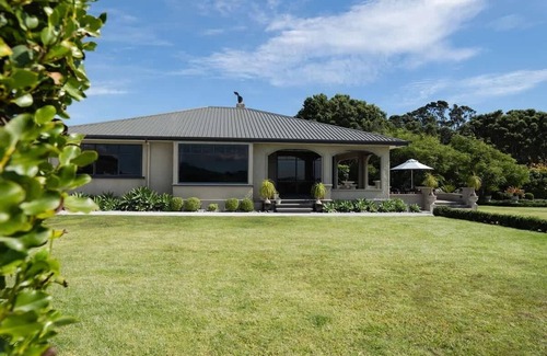 Pitone House | Bungalow Coastal Retreat with Sea Views
