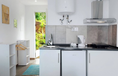 Canico House | Bungalow 'Country House Private' with Sea View, Shared Pool and Wi-Fi Access