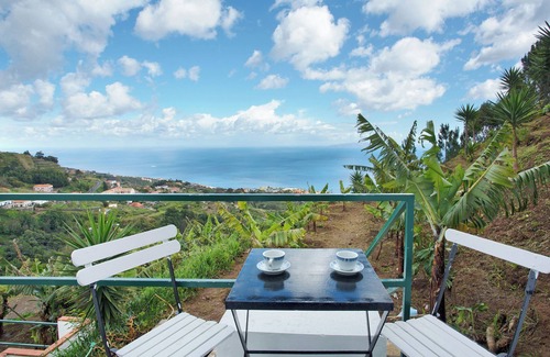 Canico House | Bungalow 'Country House Private' with Sea View, Shared Pool and Wi-Fi Access