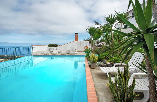 Canico House | Bungalow 'Country House Private' with Sea View, Shared Pool and Wi-Fi Access