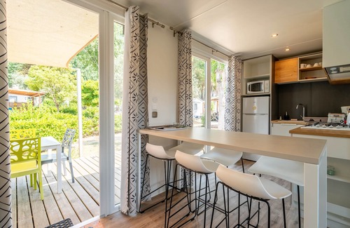 Vendres House | Bungalow 'Dans Camping 5 Étoiles' with Shared Pool, Wi-Fi and Air Conditioning