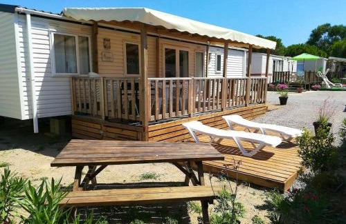 La Cote Radieuse House | Bungalow ensoleillé à Canet-en-Roussillon avec piscine partagéeA