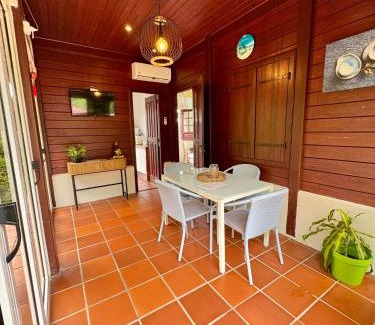 Le Carbet House | Bungalow Gaspardo , 2 chambres climatisées , à 2 mins à pied de la plage , wifi , jardin clos, parking ,sans vis-à-vis , Le Carbet
