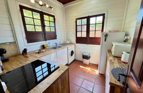 Le Carbet House | Bungalow Gaspardo , 2 chambres climatisées , à 2 mins à pied de la plage , wifi , jardin clos, parking ,sans vis-à-vis , Le Carbet
