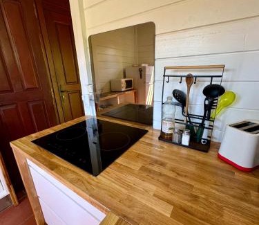 Le Carbet House | Bungalow Gaspardo , 2 chambres climatisées , à 2 mins à pied de la plage , wifi , jardin clos, parking ,sans vis-à-vis , Le Carbet