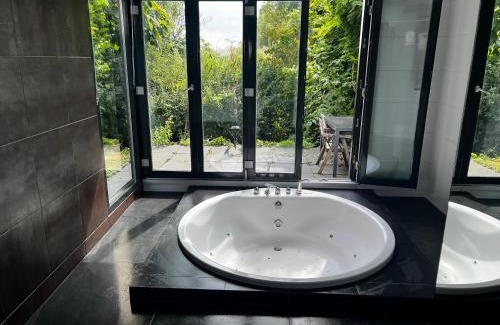 Vijfhuizen Villa | Bungalow Haarlem Amsterdam with jacuzzi
