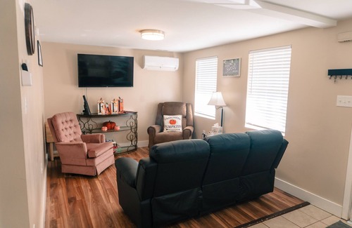 Arcadia House | Bungalow Home with EV charger - No Cleaning Fee