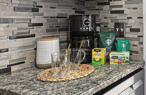 Jupiter House | Bungalow! Hot TUB! Games! 10 min to Beach!