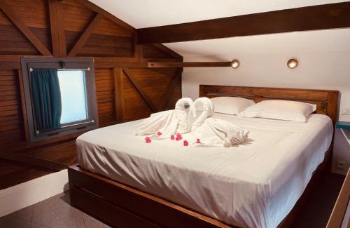 Etang Sale Les Bains Apartment | Bungalow Jacuzzi - Pieds dans l'eau