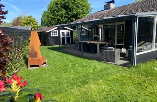 Ouddorp House | Bungalow near beach with large private garden - not for companies