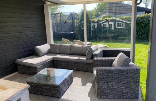 Ouddorp House | Bungalow near beach with large private garden - not for companies