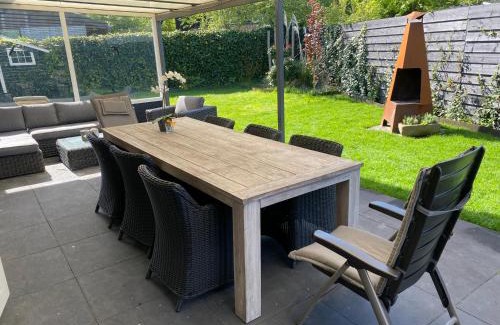 Ouddorp House | Bungalow near beach with large private garden - not for companies