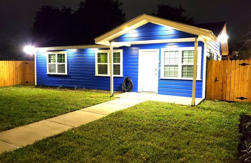 Mitte Cultural District House | Bungalow on Polk - 2BD/1BA Home in Brownsville