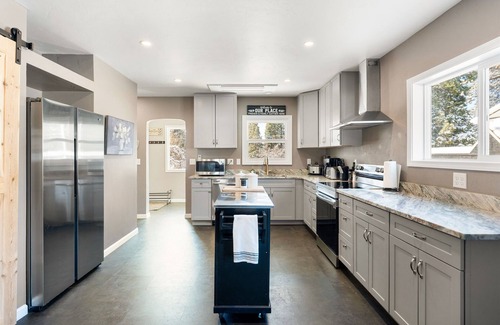 Mount Shasta House | Bungalow on the Boulevard in Mt. Shasta