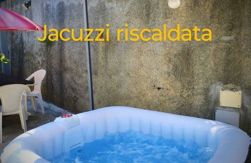 Camporosso House | Bungalow Sixdays 3 with outdoor hot tub.