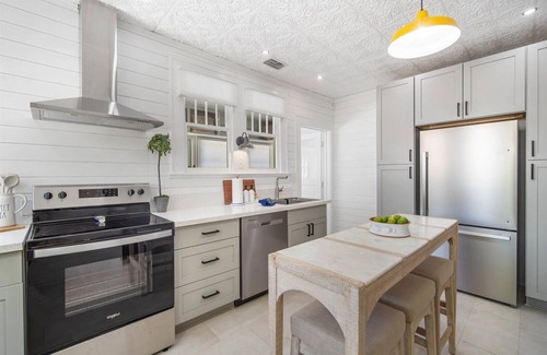 Bradenton House | Bungalow+Studio Duo, Near Beach, Ideal for Long Stays, Parking, WiFi, Yard