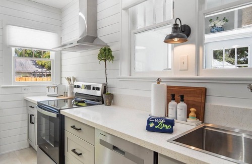 Bradenton House | Bungalow+Studio Duo, Near Beach, Ideal for Long Stays, Parking, WiFi, Yard
