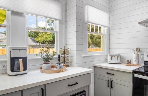 Bradenton House | Bungalow+Studio Duo, Near Beach, Ideal for Long Stays, Parking, WiFi, Yard