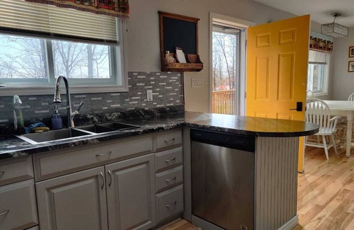 Arden Cottage | Bungalow-Style Cottage in Frontenac County