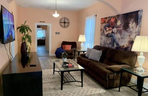 East Ybor House | Bungalow/Walking distance/Historic Ybor (2210)