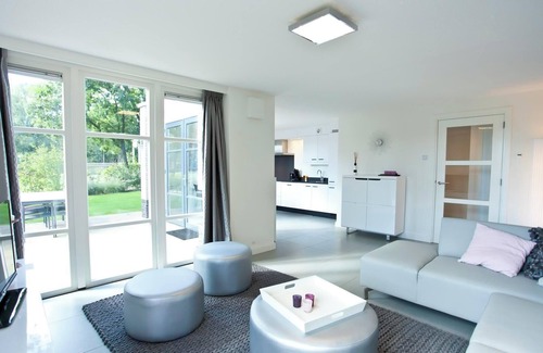 Hulshorst House | Bungalow with 4 bedrooms and a terrace with outdoor fireplace