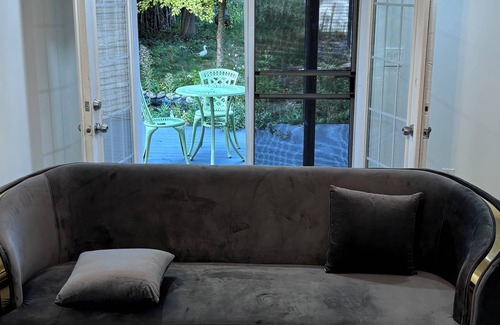 Courtice House | Bungalow with full privacy, free parking, patio