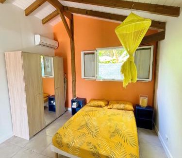 Trois-Rivieres House | Bunghello Village Piscine & Spa