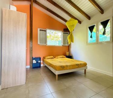 Trois-Rivieres House | Bunghello Village Piscine & Spa