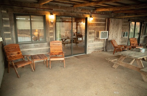 Buffalo City Cabin | Bunk Lodge - Rileys Outfitter