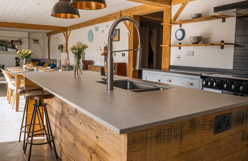 Newquay Cottage | Bunny Cottage is an original farm cottage that has been updated to provide a spacious country retrea