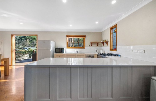 Katoomba House | Bunyip Cottage nEscape to Bunyip Cottage - Your Cozy Blue Mountains Getaway