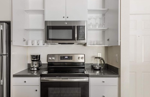 Los Angeles Apartment | Burbank 1BR w/W/D, Pool & Gym, nr WF & TJ