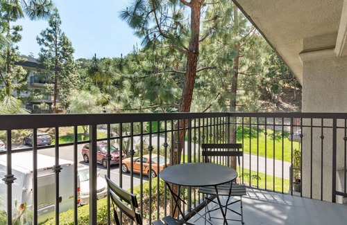 Los Angeles Apartment | Burbank 1BR w/W/D, Pool & Gym, nr WF & TJ