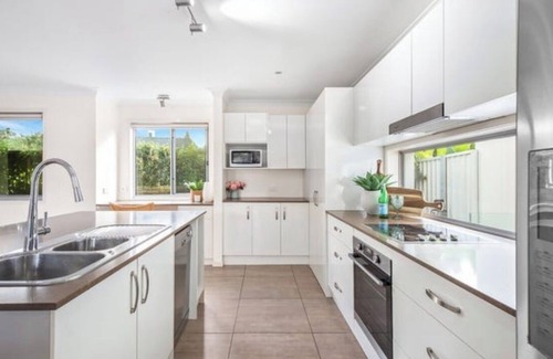 Burleigh Waters House | Burleigh Beach house 5 mins walk to shops and beach