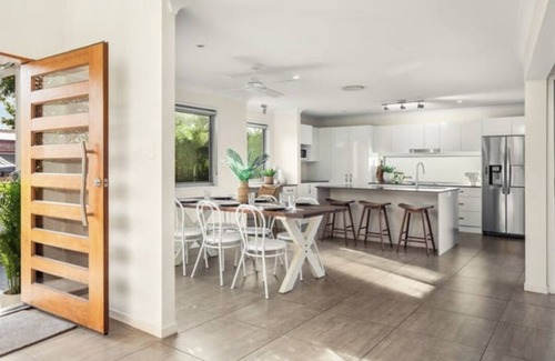 Burleigh Waters House | Burleigh Beach house 5 mins walk to shops and beach