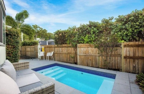 Burleigh Waters House | Burleigh Beach house 5 mins walk to shops and beach