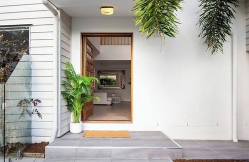 Burleigh Waters House | Burleigh Beach house 5 mins walk to shops and beach