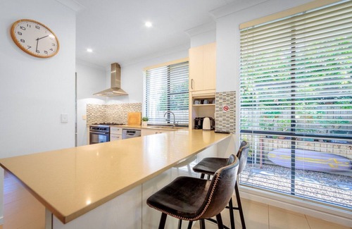 Burleigh Heads House | Burleigh Bliss Beach Retreat - 200m to Beach - Pet Friendly - 3bed3bath