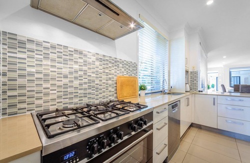 Burleigh Heads House | Burleigh Bliss Beach Retreat - 200m to Beach - Pet Friendly - 3bed3bath