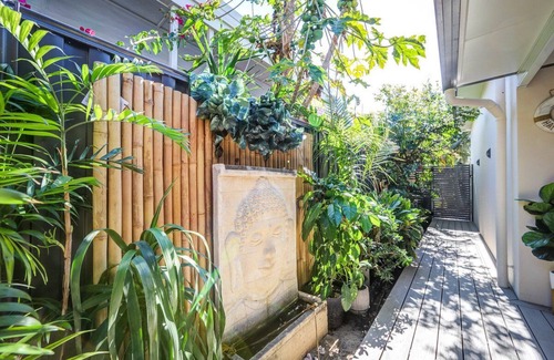 Burleigh Heads House | Burleigh Bliss Beach Retreat - 200m to Beach - Pet Friendly - 3bed3bath