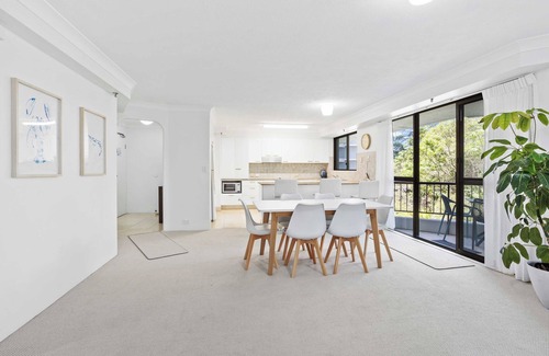 Burleigh Heads Apartment | Burleigh Headland 2 Bedroom Stay, just a stones throw from the beach!